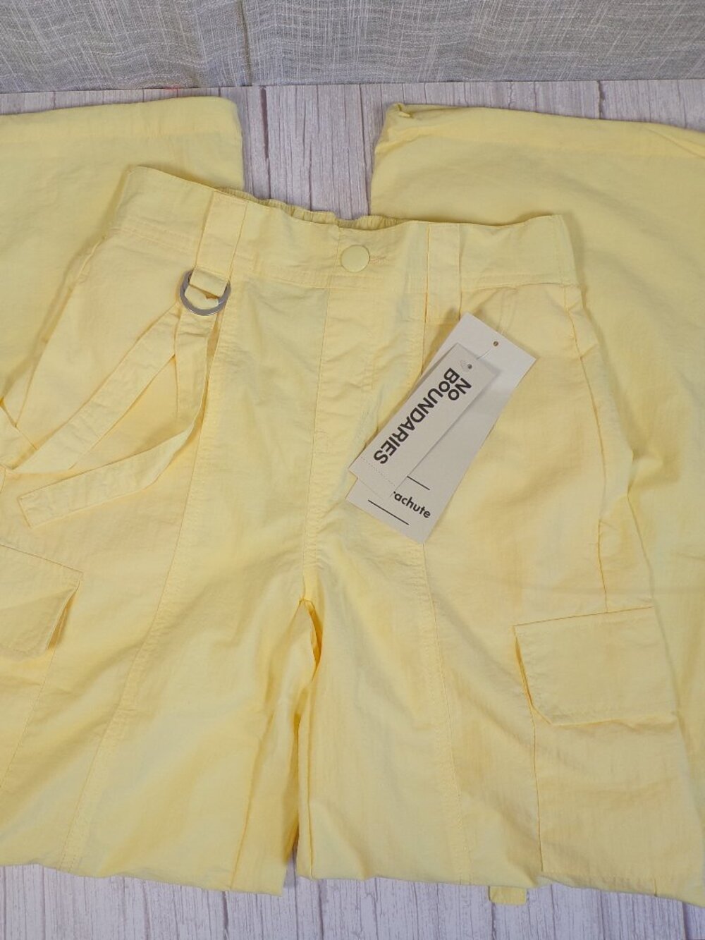 NWT No Boundaries Juniors' Nylon Parachute Pants in Tender Lemon
